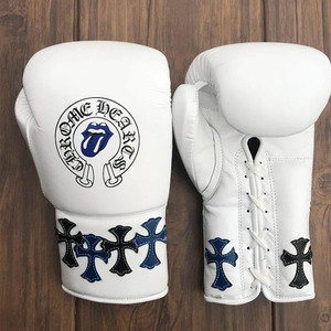 Nuovi Guantoni da Boxe Professionali con Lacci, Colore Bianco, Design Personalizzato Chrome Heart, Unisex, Realizzati in Ecopelle - Product Image 5