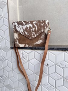 Sac bandoulière élégant en cuir de vachette véritable, nouvelle collection, sac à main bohème multi-usages pour femme avec fourrure de vache - Product Image 1