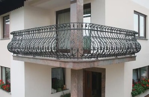 Rampe de balcon moderne en fer massif ; fixation au sol, design tubulaire, résistant à la rouille, adapté aux espaces extérieurs, installation facile. - Product Image 4