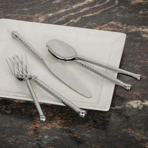 Ensemble de couverts en métal élégant avec design ergonomique, idéal pour les repas quotidiens à la maison et l'utilisation professionnelle dans la restauration. - Product Image 4