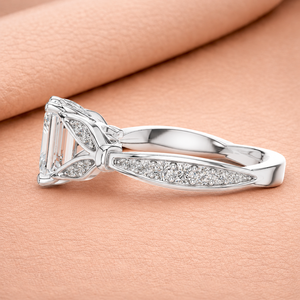 Bague de fiançailles en or blanc avec diamant taille émeraude, coupe de précision, pierre centrale haute clarté, sertissage à griffes et bande pavée étincelante - Product Image 2