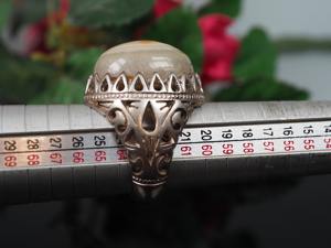 Exquisito anillo afgano Kuchi con trabajo de espejo, centro de cristal rojo vibrante, bordes detallados con alambre y plata antigua. - Product Image 2