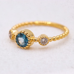 Anillo de Plata de Ley 925 con Baño de Oro y Tres Topacios Azules Naturales de Londres, Joyería Fina, Memoria Jewels, Venta al Por Mayor - Product Image 3