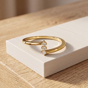 Anillo de Compromiso de Diamante de Laboratorio de Alta Calidad con Tres Piedras, Corte Redondo, Minimalista, Opciones en Platino y Oro, Anillo de Compromiso para Mujer - Product Image 1