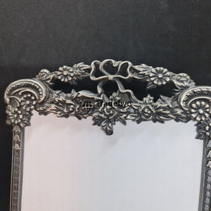 กรอบรูปโลหะพรีเมียม ดีไซน์หรูหราสำหรับตั้งโชว์บนโต๊ะ โดย Tradebyd - Product Image 4