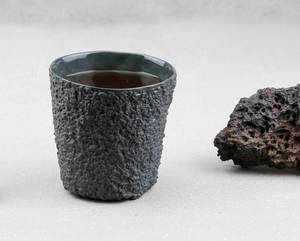 Taza de capuchino vintage de gres japonés hecha a mano con carbón vegetal por Universal Overseas - Product Image 1