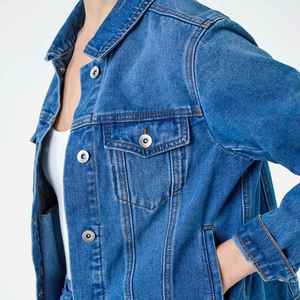 Chaqueta vaquera OEM para mujer, abrigo informal de otoño, chaqueta vaquera con botones, chaqueta vaquera oversize para damas - Product Image 4