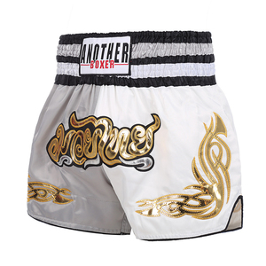 Shorts de boxe MMA personnalisés pour votre marque, avec broderie dorée sur le logo avant, en satin, pour la gym et le combat, short de Muay Thai respirant - Product Image 6