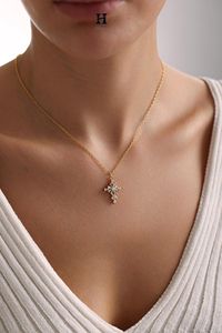 สร้อยคอทอง14K จี้เพชรบาแกตต์หรูหราเครื่องประดับที่เรียบง่าย - Product Image 3