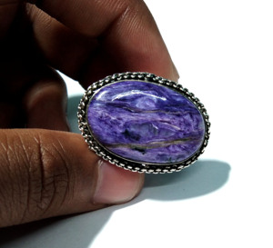 Bague Statement en Argent Sterling 925 Fait Main avec Cabochon Brut Violet en Charoïte Naturelle Certifiée par un tiers, Style Bohème - Product Image 2
