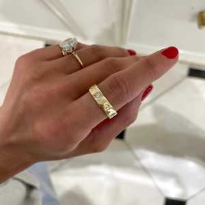 Bagues de mariage larges style cigare en or massif 14K 18K avec diamant de laboratoire taille ronde serti en relief, empilables, de luxe, unisexe, vente en gros - Product Image 4