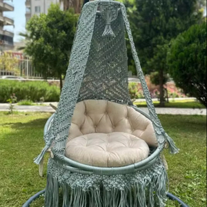 Fauteuil suspendu en macramé bohème fait main, résistant aux intempéries, avec coussin et kit de suspension - Product Image 1