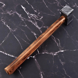 Martillo de Acero de Damasco Forjado a Mano con Patrón de Acero Soldado, Decorativo y Coleccionable con Mango de Madera Tradicional - Product Image 2