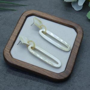 Boucles d'oreilles géométriques modernes en corne, polies, artisanales, écologiques, HASAN CRAFT du Uttar Pradesh, forme blanche - Product Image 5