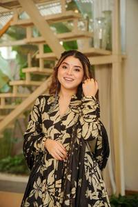 ชุดสูทอานาร์กาลีผ้ามัสลินสีดำพิมพ์ลายดอกไม้ดิจิทัลสุดหรู พร้อมผ้าคลุมไหล่ - Product Image 2