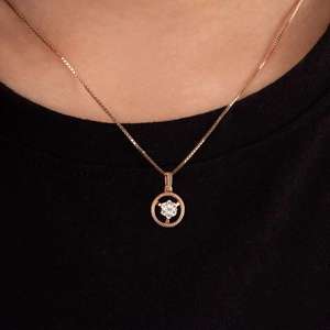 Collar con Colgante de Diamante Redondo Minimalista para Mujer – Diseño de Halo Dorado, Elegante para Uso Diario - Product Image 1