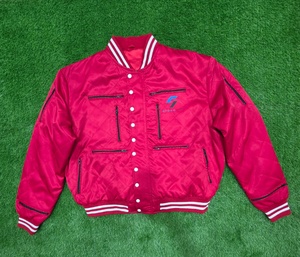 Blouson universitaire matelassé en satin rouge pour homme Storm Fit, coupe-vent, sportif, col rabattable, manches classiques, logo uni sur le devant - Product Image 3
