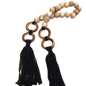 Guirnalda de Cuentas de Madera con Anillos y Borlas Negras, Decoración Boho Rústica para el Hogar, Adorno para Mesa, Precio al por Mayor - Product Image 1