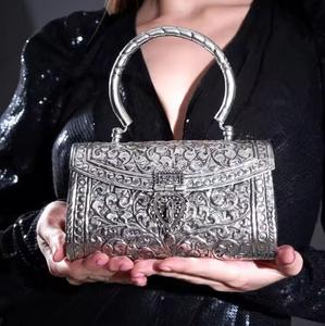 Pochette en métal gravé argenté élégante pour femme, sac à main de cocktail à motif floral pour mariage et soirée - Product Image 6