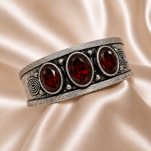 Brazalete Ovalado Vintage Crimson Glow Hydro Garnet, Joyería Artesanal Hecha a Mano para Mujer, Chapado en Plata y Oro sobre Latón - Product Image 5