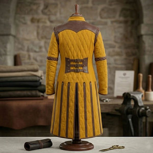 Gambeson matelassé jaune médiéval avec garnitures en cuir, veste en coton rembourrée, costume de la Renaissance, manteau, vente en gros, fabricant OEM - Product Image 2
