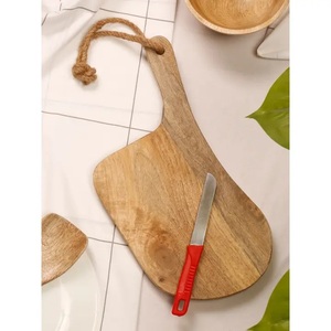 Planche à découper élégante en bois avec poignée, épaisse, durable, facile à saisir, idéale pour couper, servir le fromage, le pain et l'utilisation en cuisine - Product Image 3