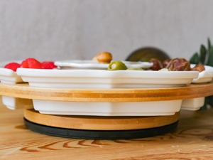 ชุดจานหมุนเสิร์ฟขนมแบบ Lazy Susan พร้อมช่องเซรามิกและฐานไม้ สำหรับโต๊ะอาหารเพื่อความสะดวกในการรับประทานอาหารและงานเลี้ยงสังสรรค์ - Product Image 6
