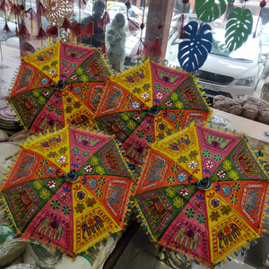 Magnifique parapluie décoratif pliable à motif Rajasthani, conçu à la main, avec poignée en alliage, idéal pour les mariages et les cadeaux de retour d'Inde. - Product Image 6