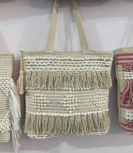 Sac fourre-tout bohème tissé à la main en gros avec pompons en coton et design de plage en macramé rayé - Product Image 1