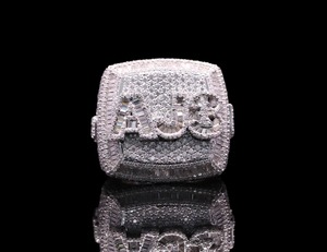 Anillo de Diamantes Moissanite Chapado en Rodio Estilo Celebridad Hip Hop Vintage - Product Image 1