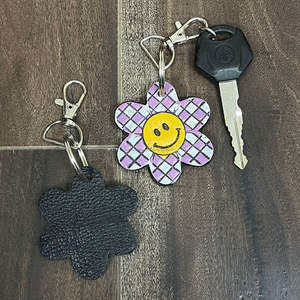 Nouvel Arrivage – Porte-clés en Cuir Véritable Personnalisé avec Motif Fleur, Design Échiquier Premium, pour Voiture et Sac – Vente en Gros Direct Usine - Product Image 6