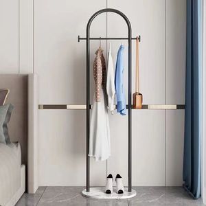 Porte-vêtements autoportant en métal doré robuste avec base en marbre, support polyvalent pour vêtements et rangement de chapeaux pour chambre à coucher - Product Image 1