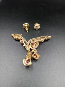 Conjunto de collar chapado en oro con piedras rojas y blancas, diseño de flor para mujer, estilo clásico de boda, diseño de dos colgantes. - Product Image 3