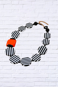 Collar de cuentas de resina epoxi hecho a mano, accesorio de joyería de diseño moderno para mujer, para moda y uso diario. - Product Image 5