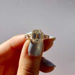 แหวนเพชรแล็บทรงเอเมอรัลด์ 2 กะรัต, แหวนทอง 14K ลายสลักลายรัศมีพระอาทิตย์, แหวนหมั้นประดับไพลินสีชมพูสไตล์อาร์ตเดโคสำหรับเธอ - Product Image 3