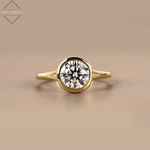 Bague solitaire en or jaune avec diamant rond serti, bijou de fiançailles et de mariage, cadeau pour femme, design classique et luxueux - Product Image 1