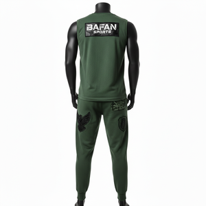 Ensemble 2 pièces homme : T-shirt sans manches en molleton poly-coton premium et pantalon de jogging avec empiècements et logo brodé par transfert thermique - Product Image 2