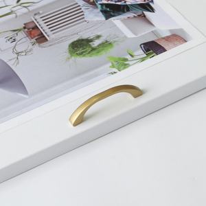 Precio de fábrica: Tirador de arco dorado de aleación de zinc para gabinetes, muebles de cocina, baño, tocador y armario, estilo moderno. - Product Image 4