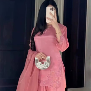 ชุดคุर्ติสีชมพูสุดหรูพร้อมผ้าคลุมไหล่ |   ชุดสตรีดีไซน์เนอร์แบบยืดได้ ความยาวระดับเข่า สำหรับงานเทศกาลและงานปาร์ตี้ สไตล์ชาติพันธุ์ - Product Image 1