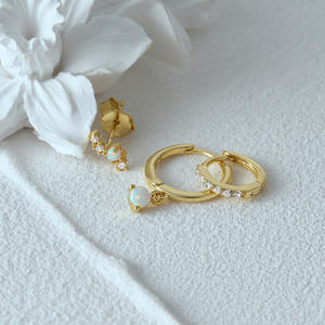 Pendientes de Aro Minimalistas de Plata de Ley 925, Diseño Asimétrico, Oro y Plata - Product Image 2