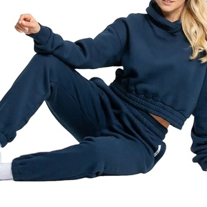 Outfitize International Ensemble de survêtement pour femmes, 2 pièces (hoodie et pantalon de jogging), avec patch en chenille brodé, personnalisable pour marque, vente en gros - Product Image 4