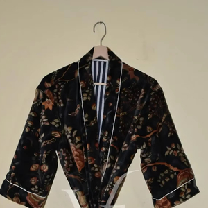 ชุดคลุมกิโมโนผ้ากำมะหยี่ถักนุ่มสบายสำหรับฤดูร้อน แขนยาว ระบายอากาศได้ดี เป็นมิตรกับสิ่งแวดล้อม ลายพิมพ์พฤกษศาสตร์สวยงาม - Product Image 1