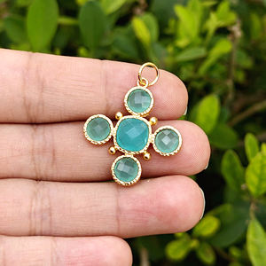 Colgante de Cruz Espiritual Cristiana con Gema de Calcedonia Aqua Corte Cojín, Chapado en Oro de 18K sobre Latón Sólido, para Collares - Product Image 3