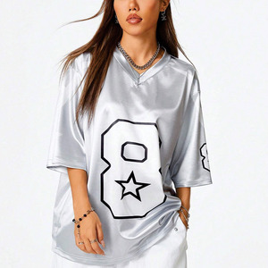 Camiseta Gráfica de Satén Oversize para Mujer al por Mayor, Estilo Y2K Streetwear, Cuello en V, Personalizable con Número OEM - Product Image 1