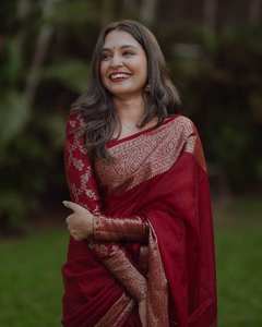 Sari de Seda Banarasi Color Granate con Borde Dorado Zari, Prenda Tradicional para Bodas, Seda Litchi Suave, Ropa Étnica para Novias - Product Image 3