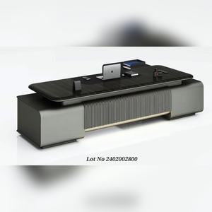 Escritorio Ejecutivo de Madera Contrachapada de Grado E1 con Acabado en Cuero y Membrana, Estación de Trabajo Moderna con Panel Decorativo de Rejilla Metálica - Product Image 1