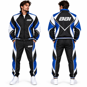 Conjunto deportivo personalizado para hombre en negro, rojo y blanco, con paneles de líneas de velocidad, chaqueta cortavientos con cuello tipo túnel y pantalones jogger a juego con puños. - Product Image 5