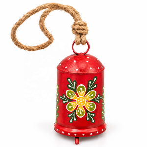 Campana Colgante de Metal Roja con Adornos de Margaritas Amarillas, Hojas Verdes y Cuerda de Yute Rústica, Estilo Botánico - Product Image 1
