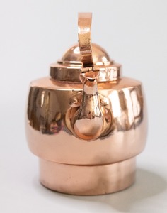 Théière en cuivre vintage élégante avec bec verseur incurvé, poignée décorative en cuivre, couvercle assorti, corps large et arrondi, classique - Product Image 2
