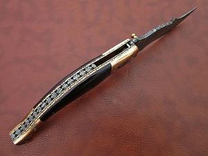 Navaja Plegable de Acero de Damasco con Bolster Grabado, Mango de Cuerno Negro, Bloqueo Liner Lock, Cuchillo de Bolsillo para Exteriores, Grado Industrial OEM, Alta Dureza 58HRC - Product Image 4